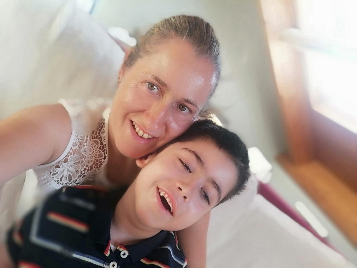 El pequeño Martín Suárez con su madre, María Díaz, en una foto de archivo.