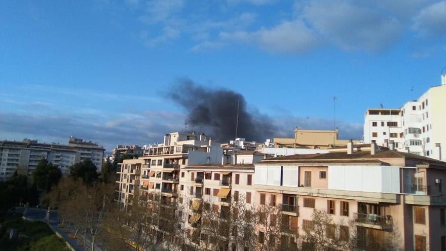 La columna de humo generada por el incendio