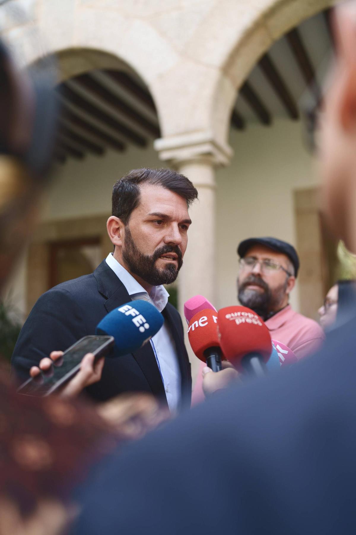 Fotogalería | Reunión entre la presidenta de la Junta, María Guardiola, y el secretario del PSOE en Extremadura, Álvaro Sánchez Cotrina