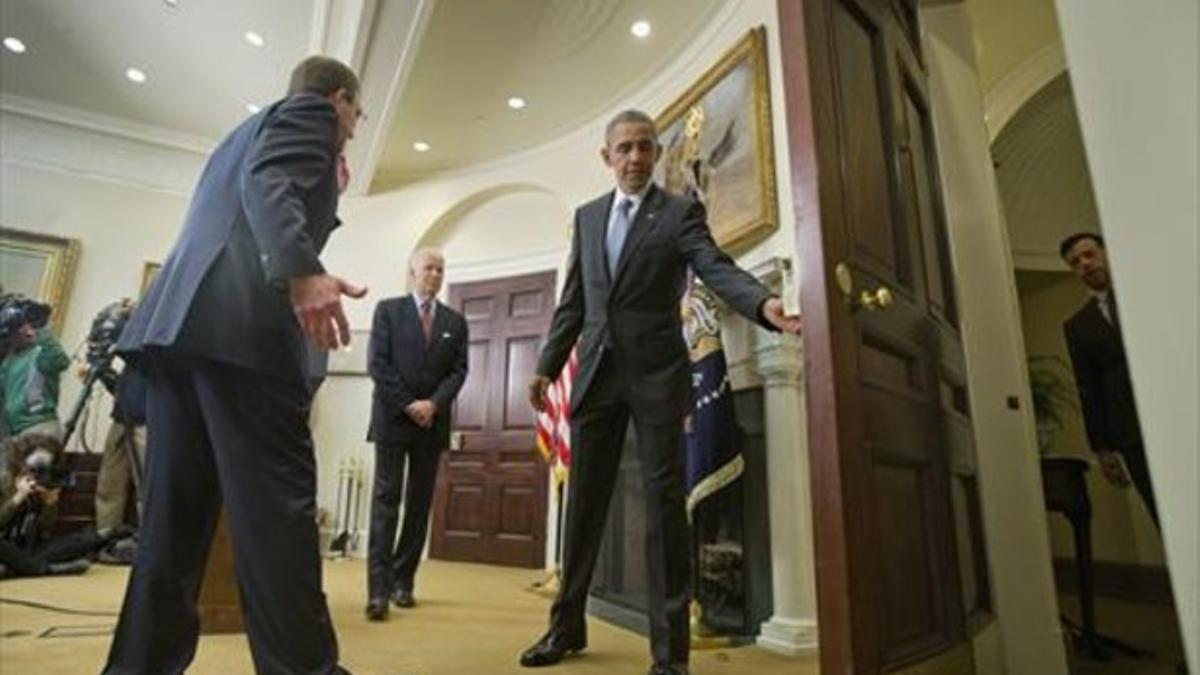 Obama abre la puerta al vicepresidente Joe Biden (centro) y al secretario de Defensa, Ash Carter, tras anunciar su plan en la Casa Blanca. ayer.