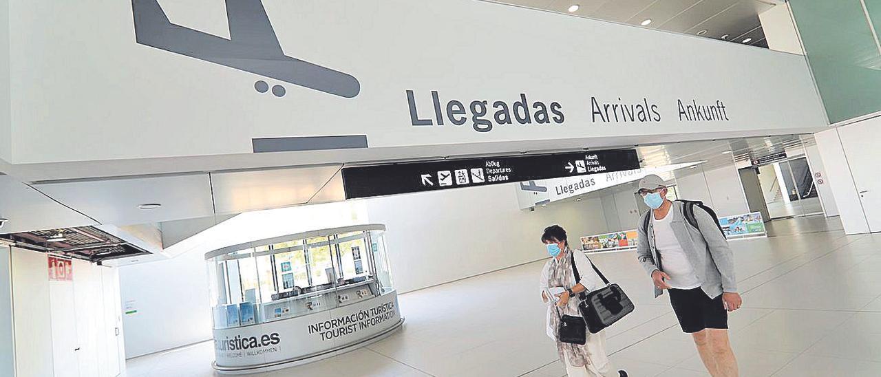 Dos turistas llegan al aeropuerto de Corvera. Juan Carlos Caval