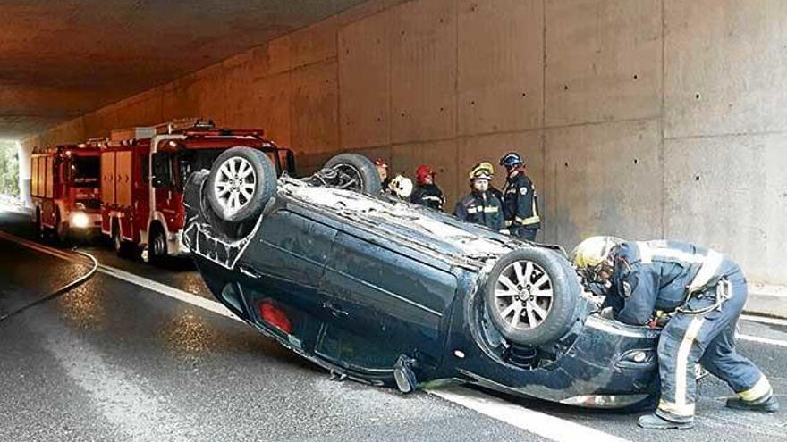 El vuelco de un coche deja una herida y obliga a cortar el túnel de Bendinat