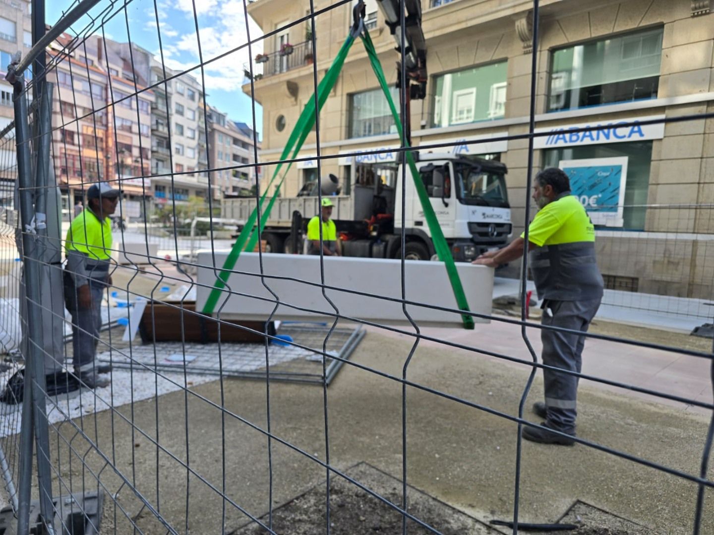 La calle de Clara Campoamor, antes Conde Vallelano, afronta la instalación de mobiliario y la plantación de jacarandas.