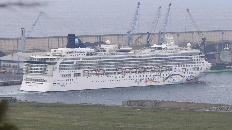 El Norwegian Star, con capacidad para más de 2.000 pasajeros, hace escala en Gijón