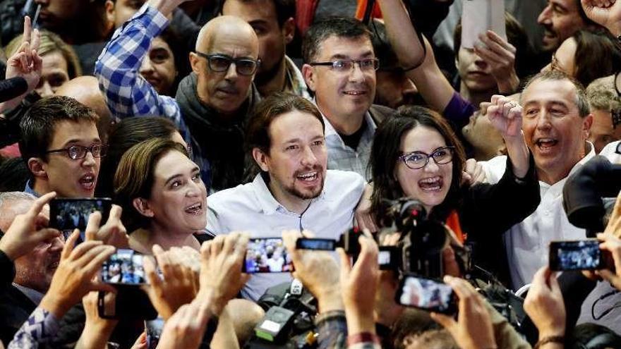 Igleias (centro), con Ada Colau a su derecha, en Valencia. // Efe