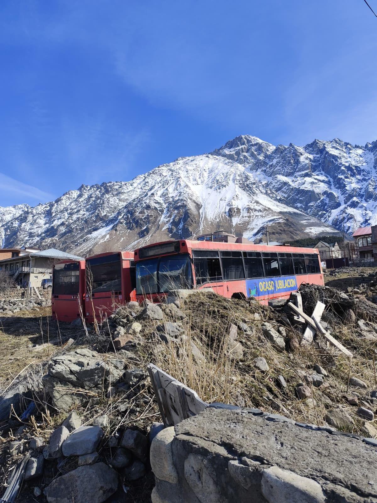 Buses de A Coruña encontrados en Stepantsminda (Georgia)