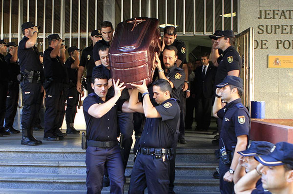 Companys de Carlos Calderón Arias, el policia nacional que va morir quan intentava rescatar dos banyistes amb problemes, treuen el fèretre amb les seves restes mortals, a la Prefectura Superior de Policia de Sevilla.