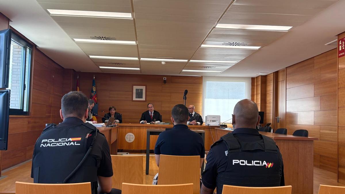 El acusado, en el momento en el que el juez dicta sentencia tras el acuerdo alcanzado por abogada y fiscal.