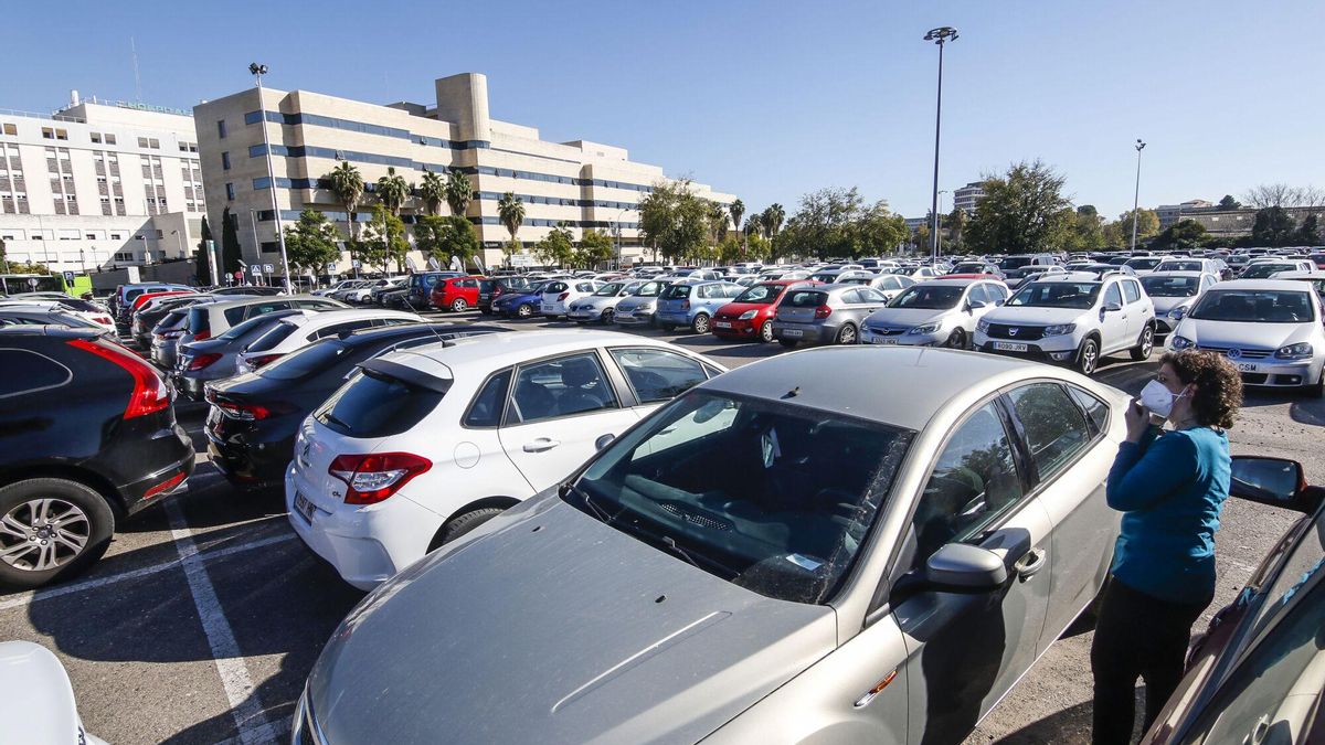 Aparcamiento del hospital donde se pondrán las marquesinas con las placas solares.