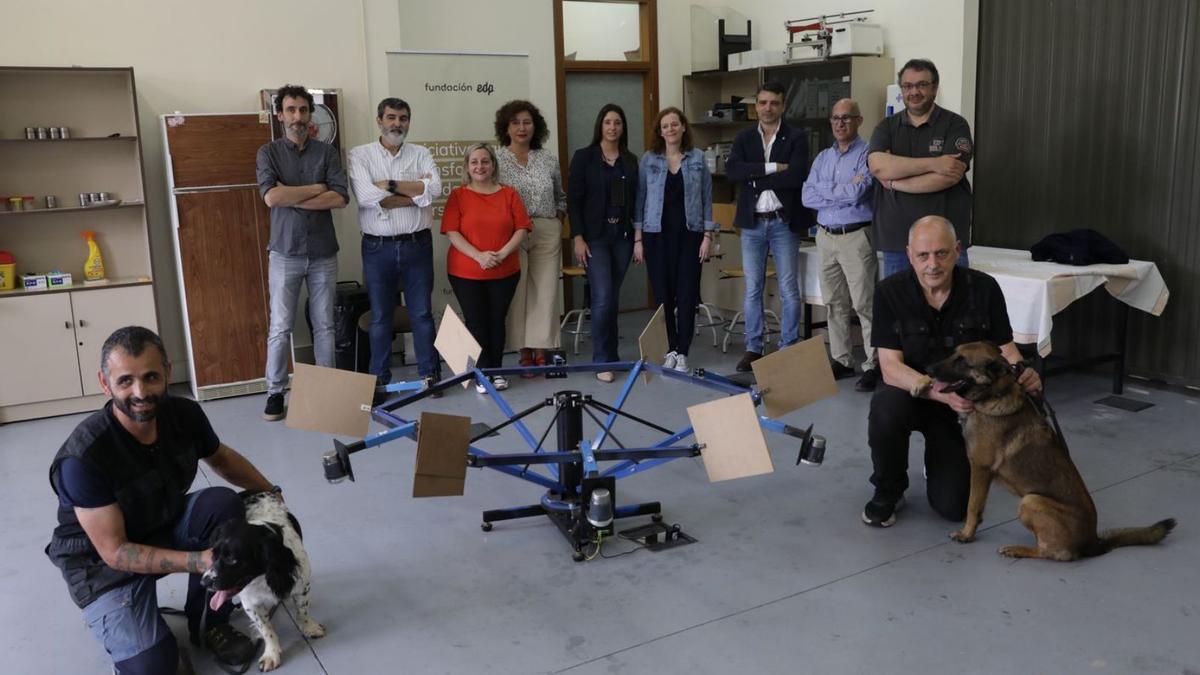 Agachados, por la izquierda, Agustín Ortal y Miguel de Prado, con los perros «Roy» y «Nai»; al fondo, por la izquierda, René Rodríguez, José Antonio Boga, Carmen Saras, María del Rocío Fernández, Noelia Arboleya, Esther González, Juan Carlos Campo, José Manuel Sierra y José Luis Cortizo, ayer, en la Escuela Politécnica de Gijón.