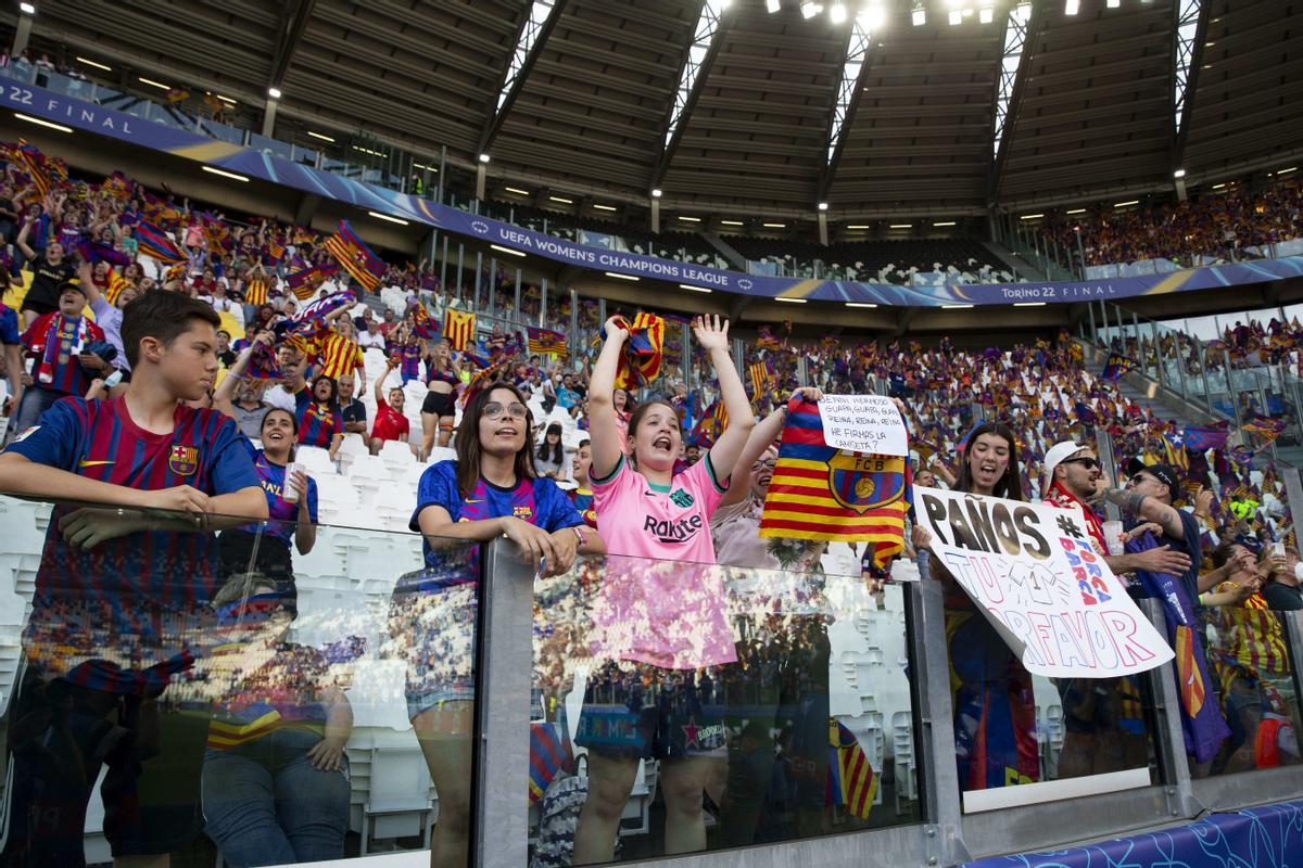 Aficionadas blaugranas con pancartas en el estadio de Turín