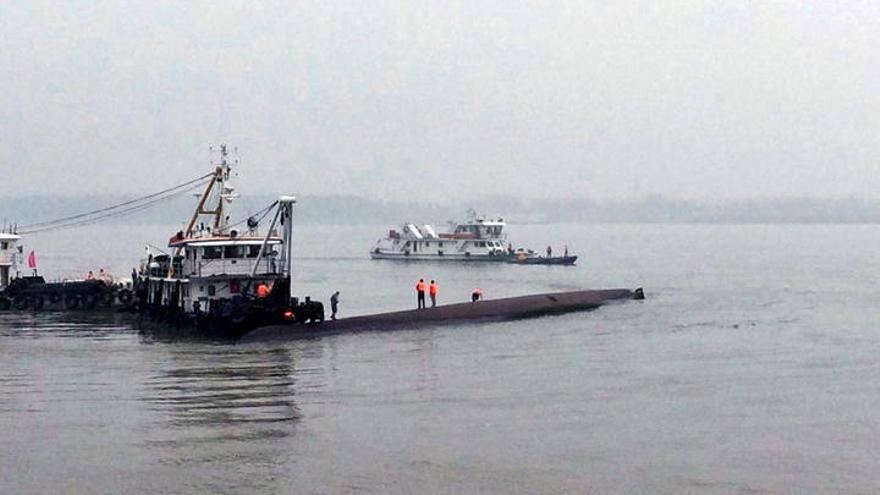Se hunde un barco con 458 personas en el Yangtsé