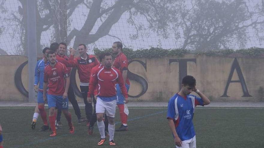 Los jugadores del Domaio celebraban ayer el triunfo y la salvación. // Gonzalo Núñez