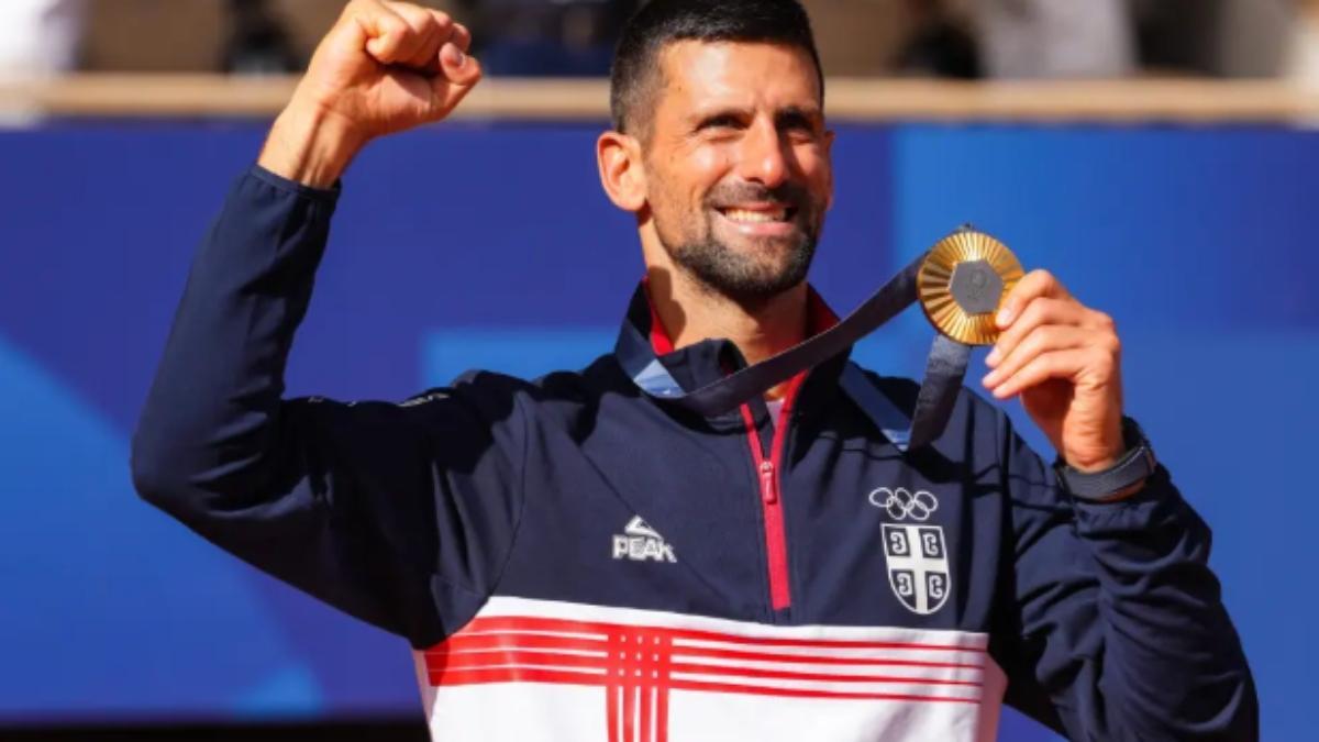 Djokovic, posando con la medalla que logró para Serbia en los JJOO de París 2024