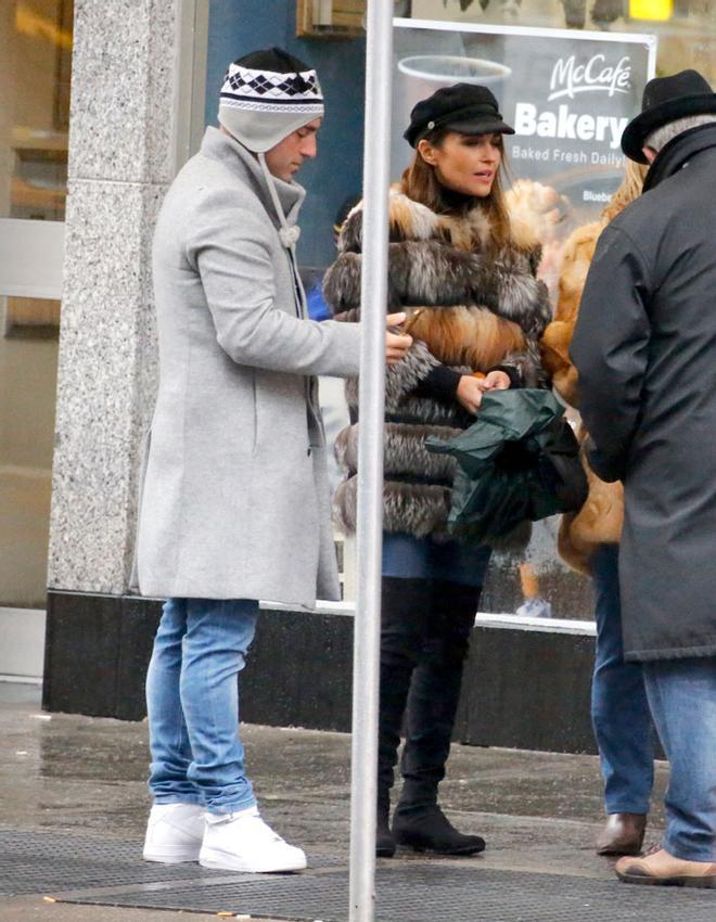 Paula Echevarría con abrigo de pelo y botas altas en Nueva York