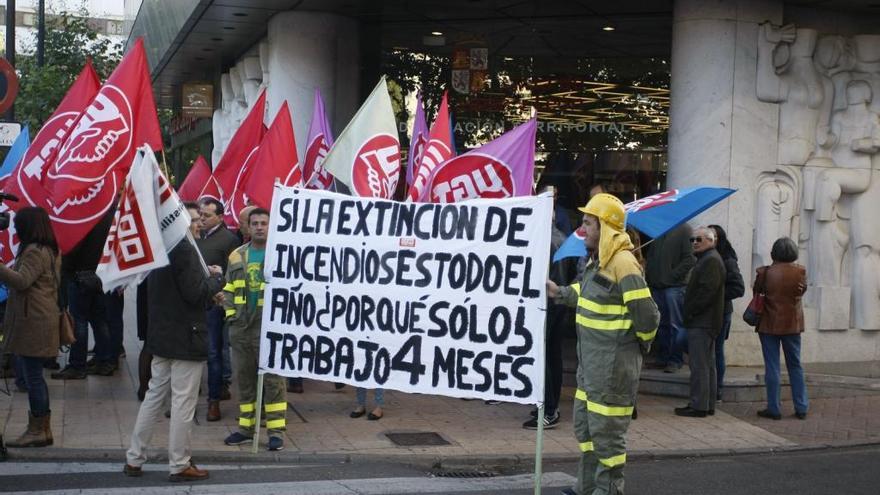 Concentración de trabajadores del servicio de extinción de incendios en la Delegación de la Junta