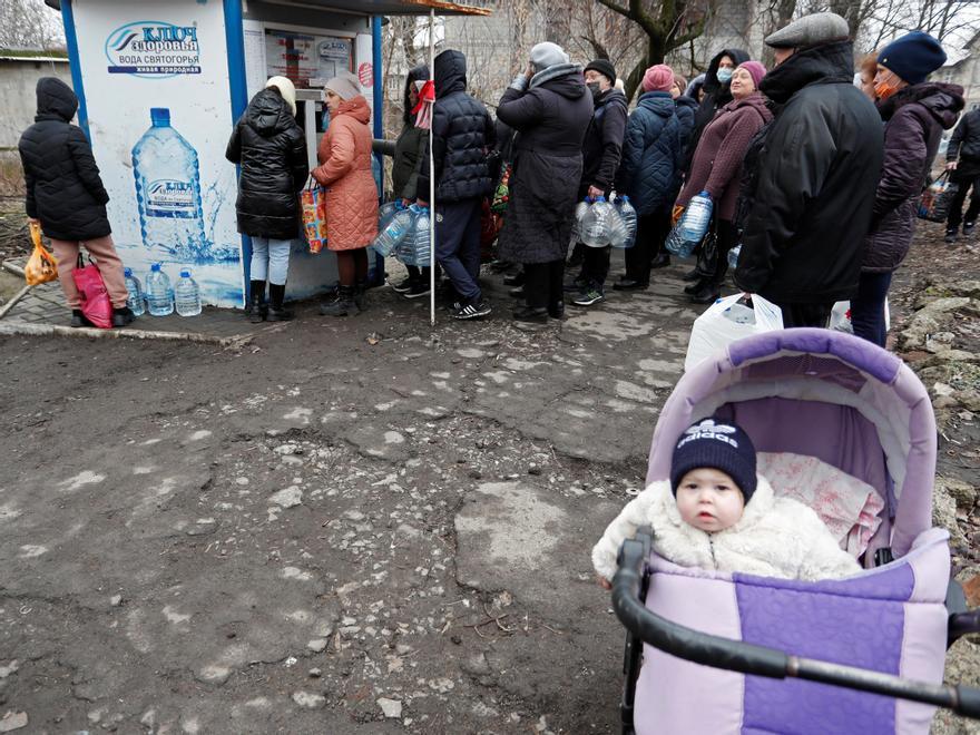 Gent fa cua per comprar aigua a Donetsk