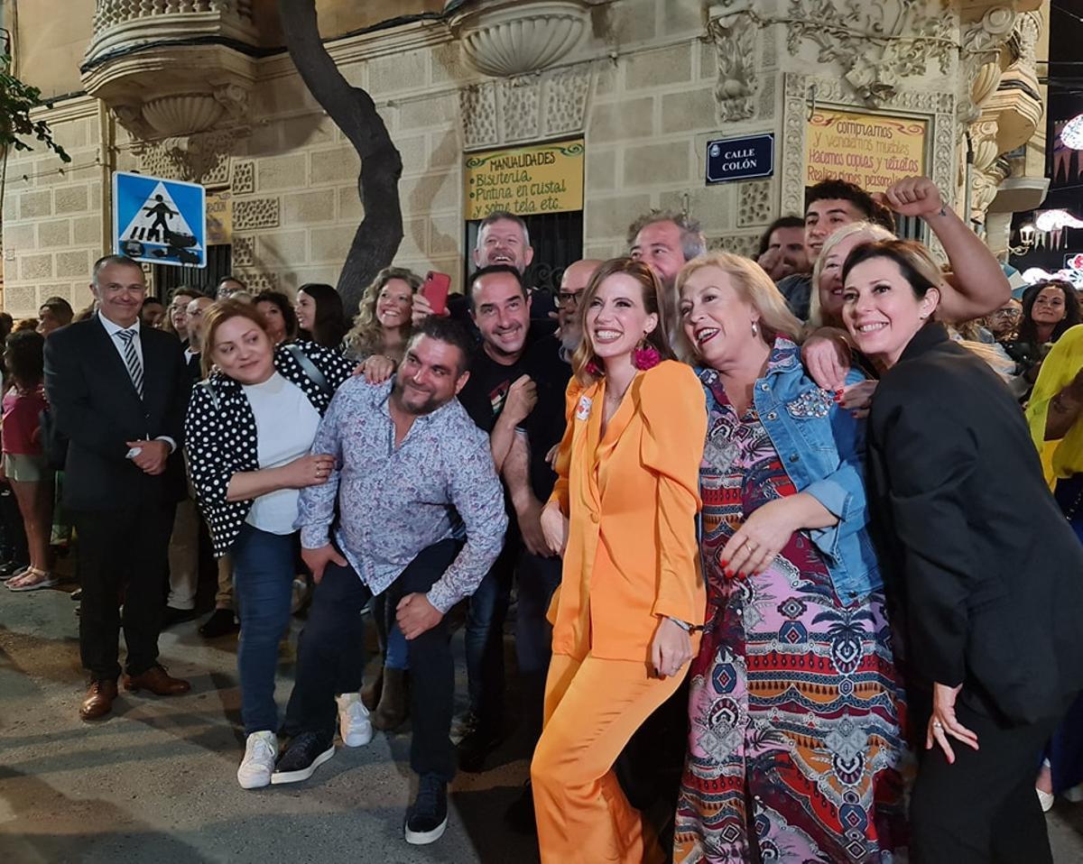 Victoria Arnáu atendió las numerosas peticiones de sus paisanos para hacerse fotos y selfies antes del pregón.