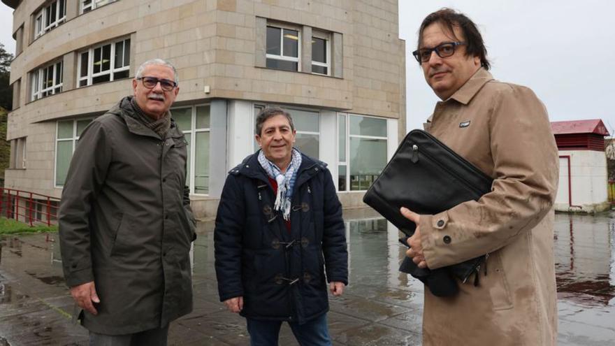 El abogado Tomás Santodomingo (dch.), ayer, ante la Gerencia de Urbanismo, con dos extrabajadores de Alfageme.   | // ALBA VILLAR