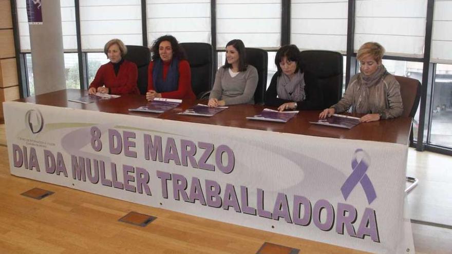 La alcaldesa (centro) con las ediles Ortega, a su derecha; y Coral Ríos (primera dcha.) y representantes de asociaciones de mujeres, en la presentación del programa. // S.A.