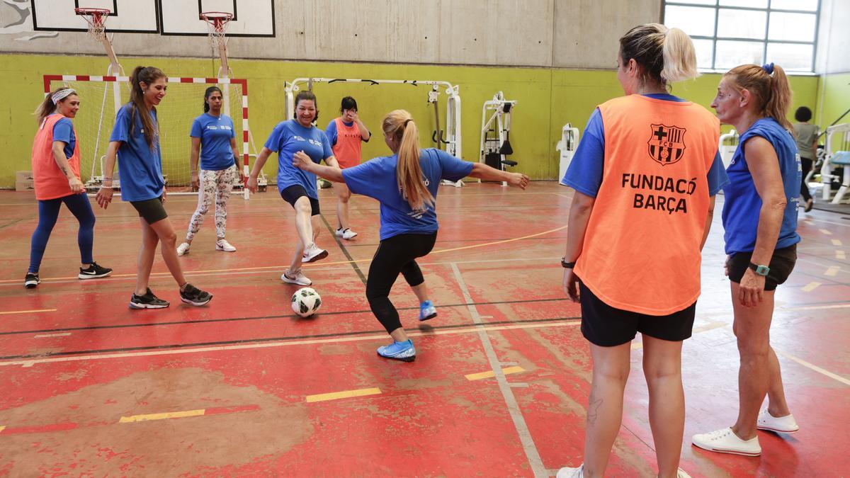 Internas del centro penitenciario Brians 1, en Sant Esteve Sesrovires , participan en el programa de reinserción social y laboral a través del deporte, a raíz de un convenio que firman la consellera de Justicia, Lourdes Ciuró, y la vicepresidenta del FC Barcelona, Elena Fort.