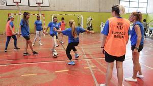 Internas del centro penitenciario Brians 1, en Sant Esteve Sesrovires , participan en el programa de reinserción social y laboral a través del deporte, a raíz de un convenio que firman la consellera de Justicia, Lourdes Ciuró, y la vicepresidenta del FC Barcelona, Elena Fort.