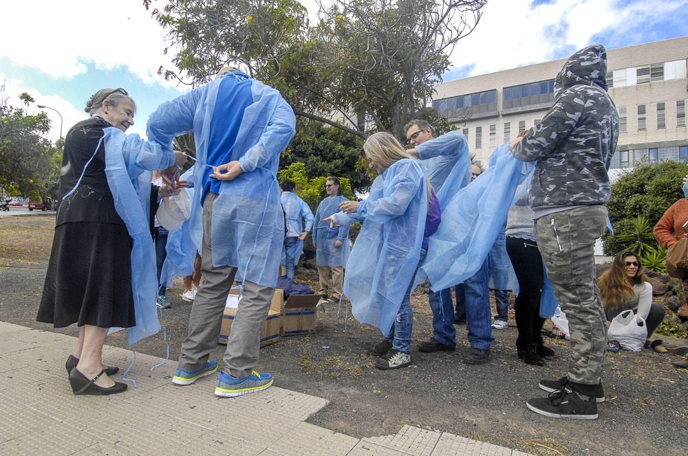 Concentración frente al Hospital Doctor Negrín en defensa de la sanidad pública