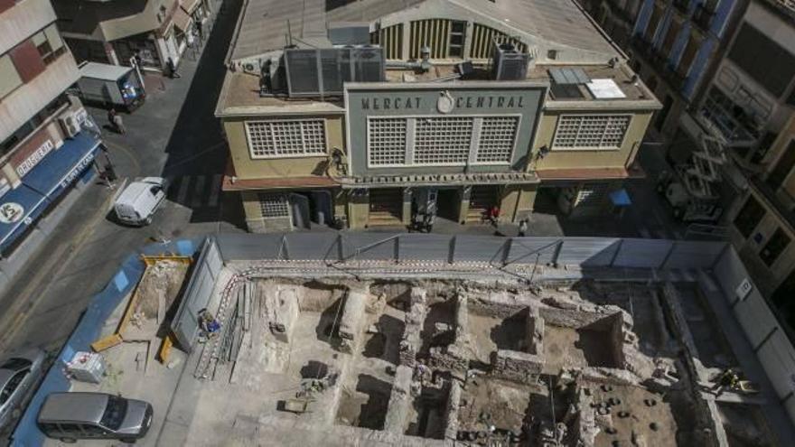 Vista aérea de parte de las catas arqueológicas y del Mercado Central de Elche, en una imagen tomada el pasado mes de marzo.