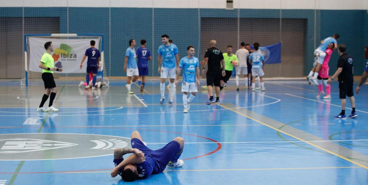 Un jugador del Salesianos totalmente desolado tras el final del partido. | VICENT MARÍ.