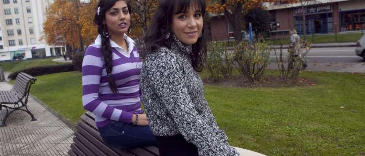 Las profesoras de religión evangélica Noemí Manzano, a la izquierda, y Alejandrina da Resurreccion, ayer, en Oviedo.