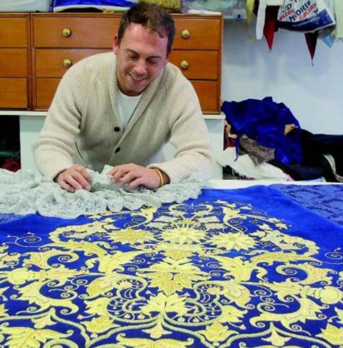 El bordador Antonio Villar, en uno de sus trabajos