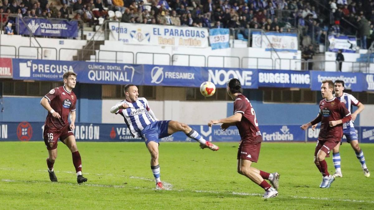 Santamaría trata de rematar en el partido de la primera vuelta ante el Pontevedra