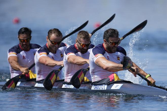 Carlos Arevalo, Marcus Cooper, Saul Craviotto y Rodrigo Germade compiten en piragüismo K-4 500 m masculino en los Juegos Olímpicos París 2024.