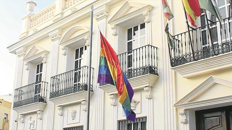 cabra enarbola la bandera arco iris en el Día del Orgullo LGTBI