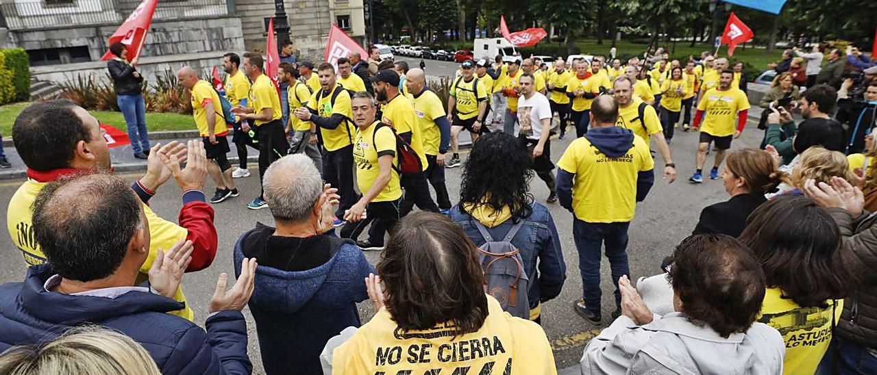 Público concentrado en Oviedo aplaude a los trabajadores de Alcoa a su llegada a la plaza de España de Oviedo durante una de las protestas que han realizado. | Luisma Murias