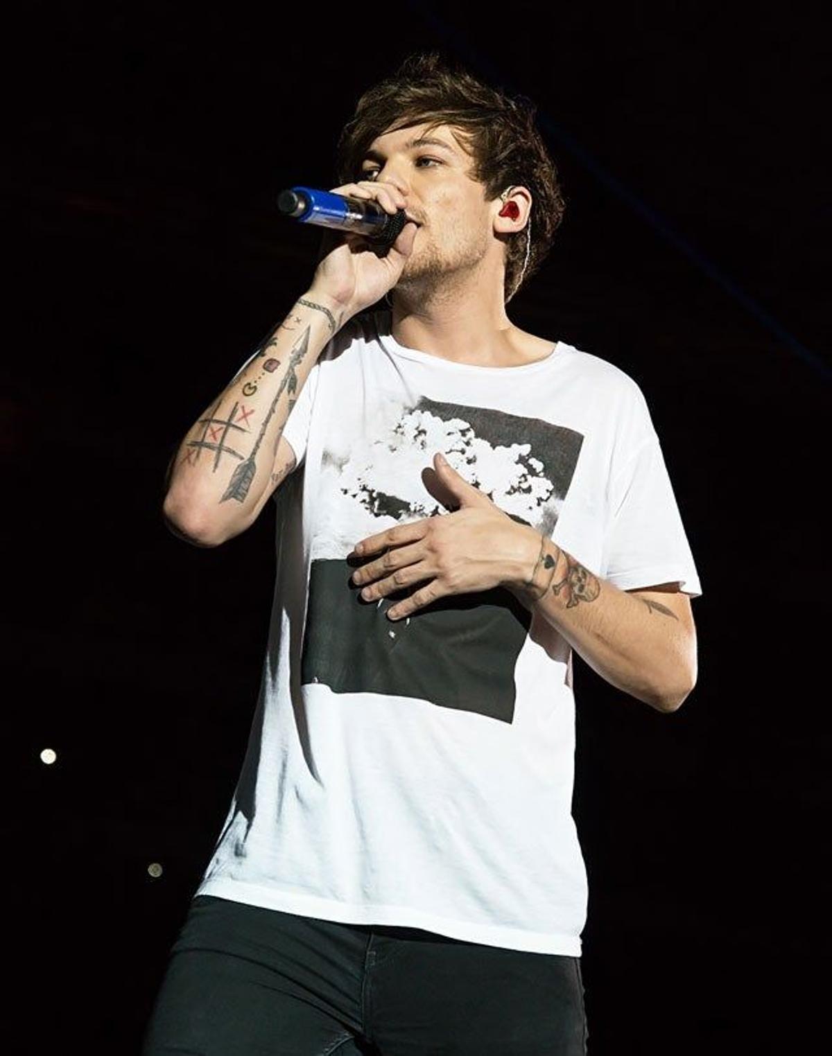 Louis Tomlinson cantando en el concierto de Filadelfia