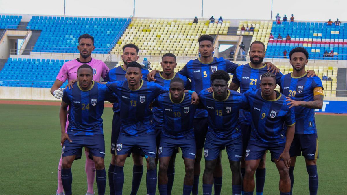 Equipo inicial de Cabo Verde, con Bebé el segundo por la izquierda en la fila de pie.