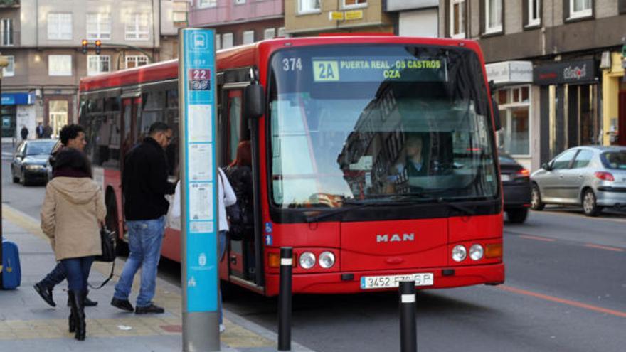 Cola de usuarios entrando en un bus urbano.