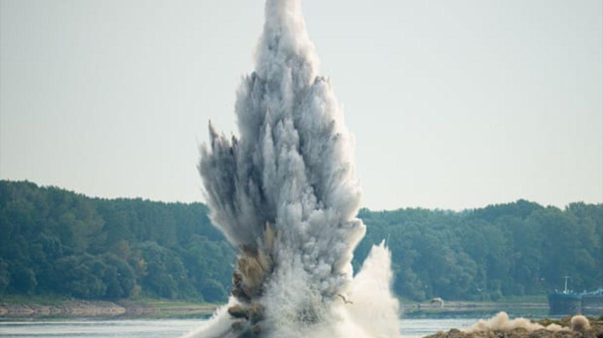 Empleo de explosivos submarinos para limpiar rocas y mejorar el flujo de agua hacia la central nuclear de Cernavoda en Izvoarele, Rumania.
