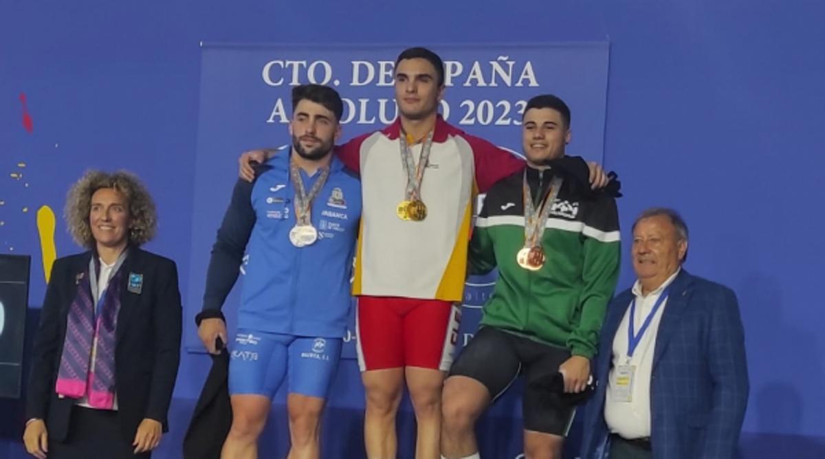 Manuel Jesús Zurera, a la derecha en el podio del Campeonato de España.