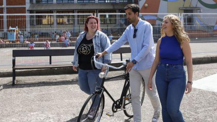 Por la izquierda, Carolina Hevia, Alejandro Farpón y Yurena Sabio, ayer, en el colegio Los Pericones. | Marcos León