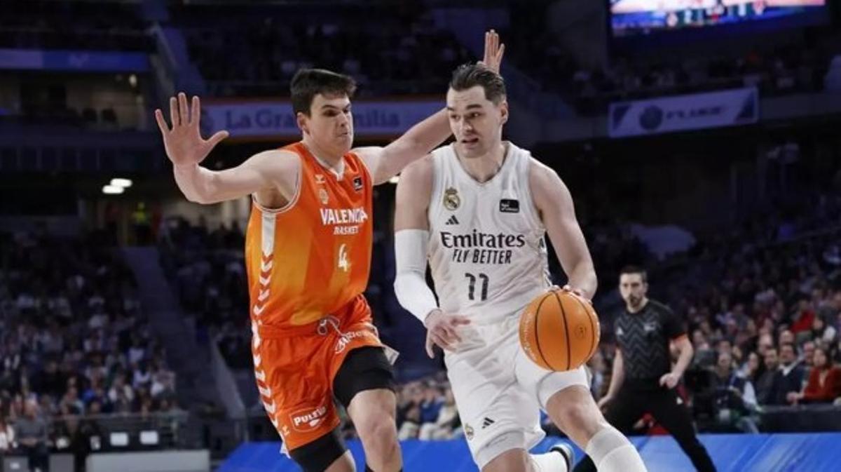 Jaime Pradilla intenta frenar a un Mario Hezonja imparable en el tercer cuarto. / acb Photo / Víctor Carretero