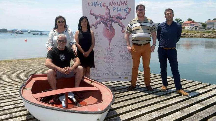 Carlos Blanco y Uxía participaron ayer en la presentación de &quot;O Mar nunha Flor&quot;. // Noé Parga