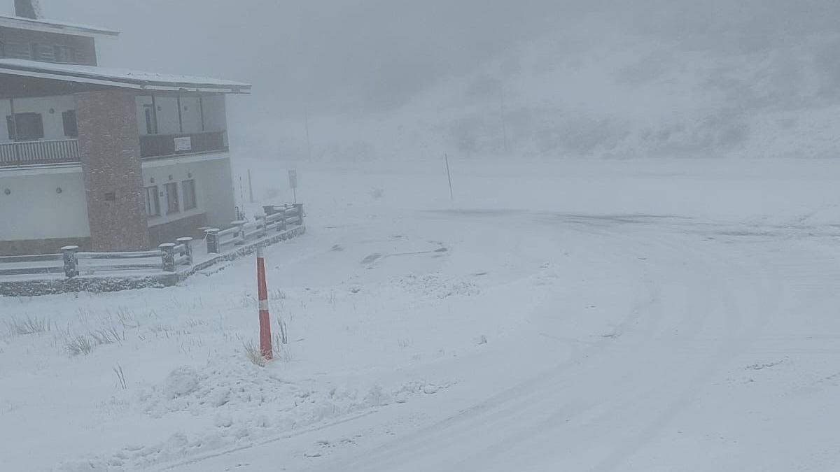 El entorno de la estación de Pajares, este jueves, tras las primeras nevadas.