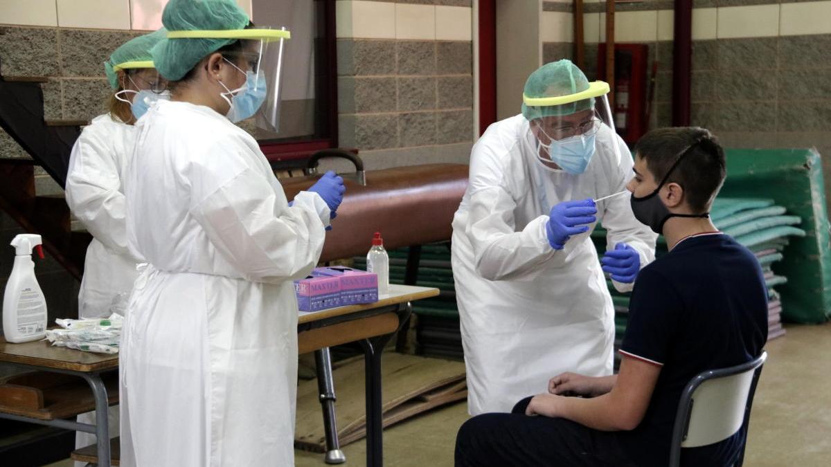 Un equip mòbil extraient mostres per a PCR a l&#039;escola Bell-lloc de Girona |