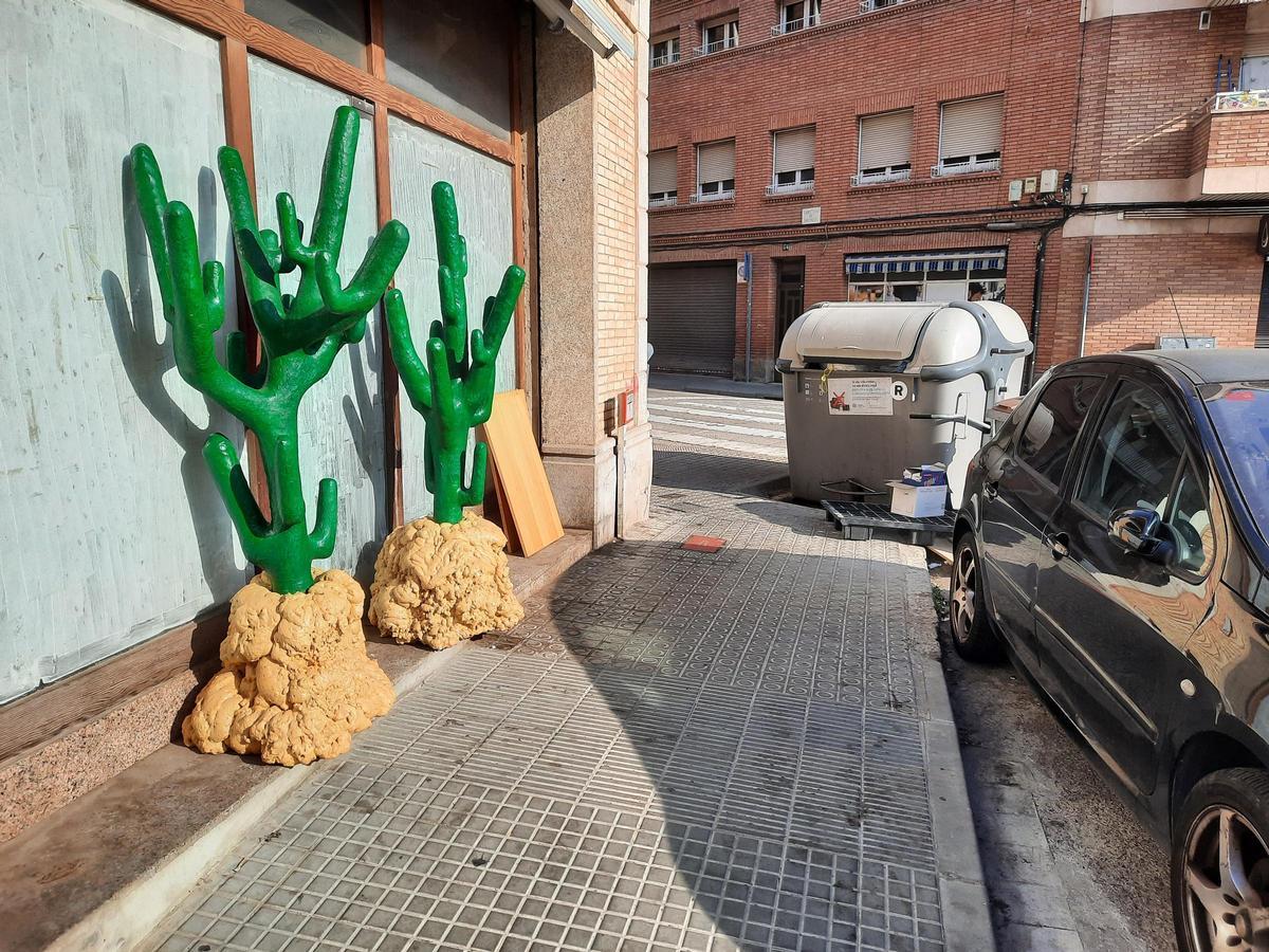 Dos cactus d’attrezzo al xamfrà de la carretera de Santpedor i el carrer Bernat de Cabrera