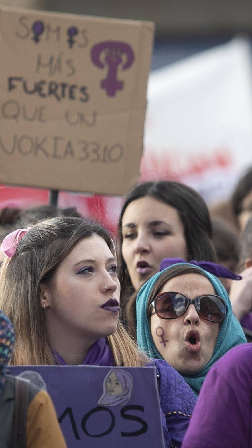 "Nieta de brujas, hermana de " y otros 80 carteles del feminismo asturiano