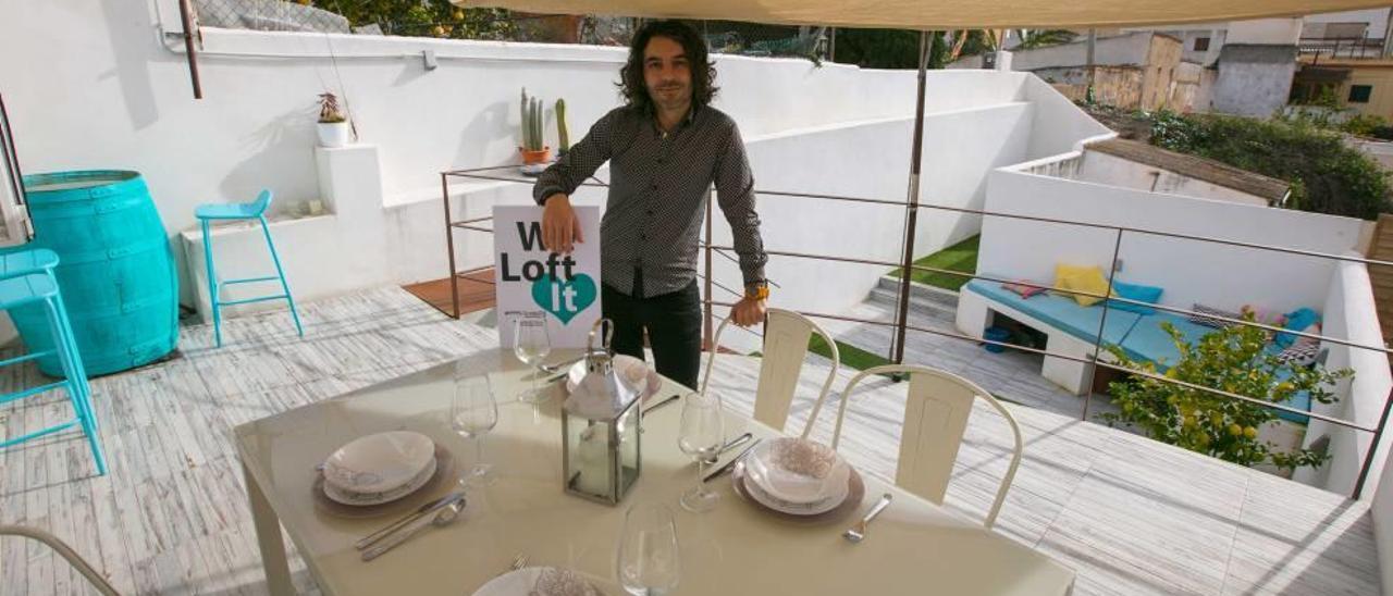 Jon Berasategui, de We Loft It, en una de las casas que su empresa alquila a turistas, ubicada en Son Espanyolet.