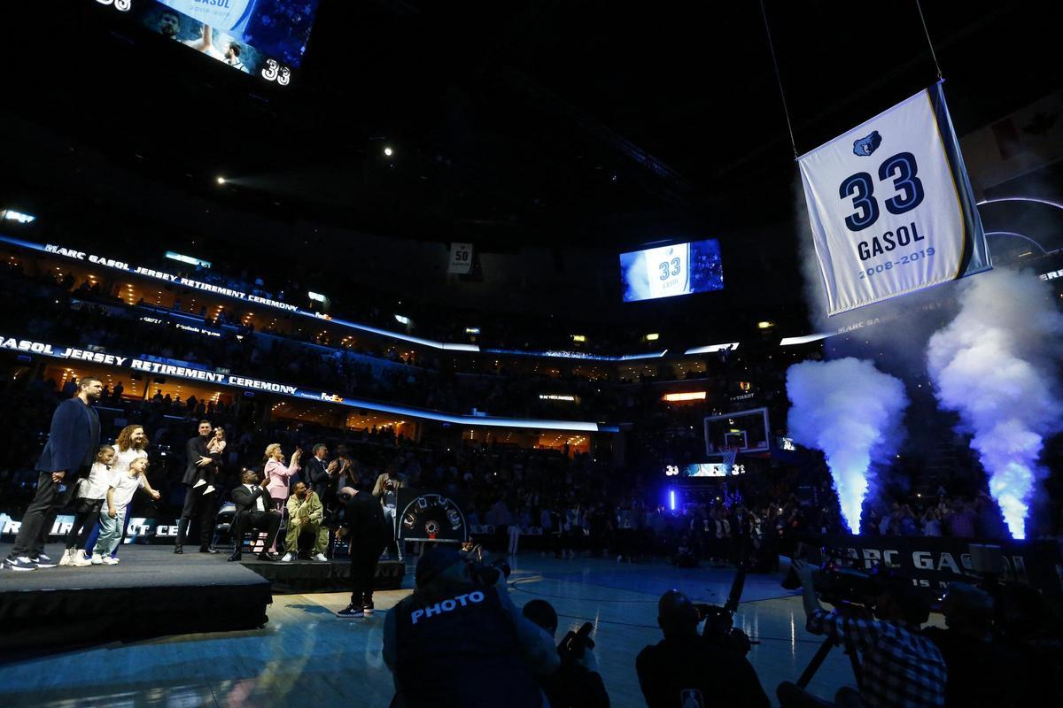 Marc Gasol, junto a su familia, durante el acto de la retirada de su camiseta.