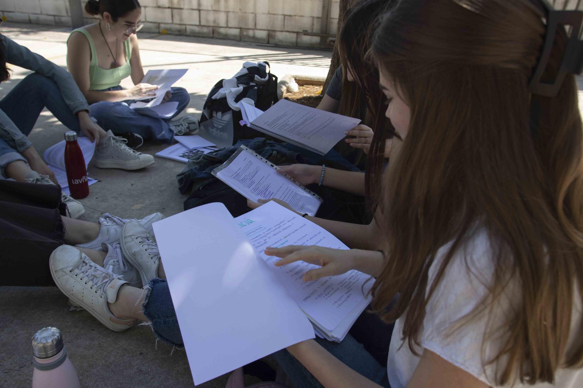 Alumnos de los institutos de la Costera y la Canal se enfrentan a los primeros exámenes de las PAU en Xàtiva